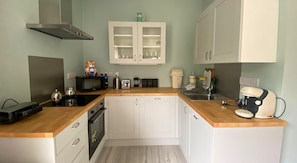 Fully equipped kitchen: microwave oven  hob,toaster,coffee machine, dishwasher