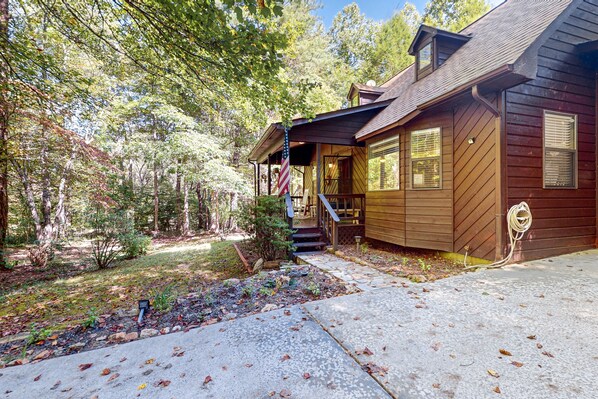 Delightful creekside cabin w/ spacious deck, private hot tub, fire pit, & views