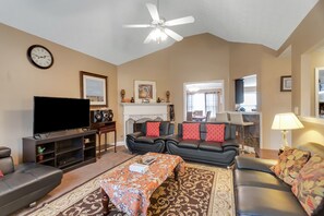 Furniture, Indoors, Living Room, Couch, Screen