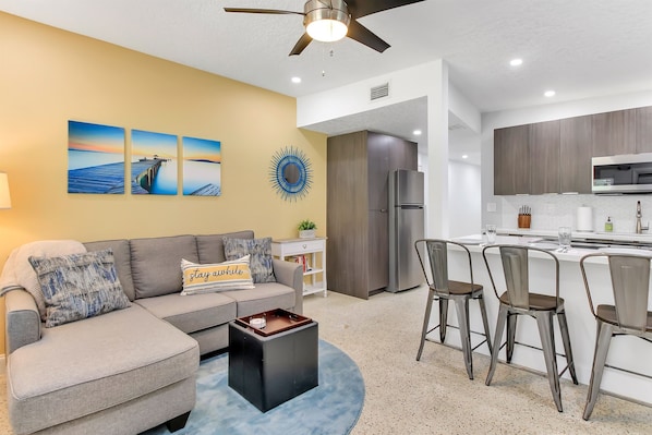 Renovated! All new kitchen, bath, lighting, furniture and tropical beach vibe