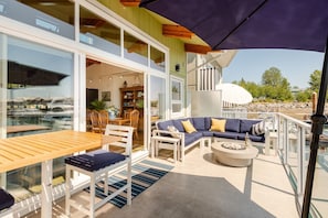 Ratana patio furniture on the largest deck in the marina. The deck has now been resurface and the house painted blue …new photos soon :)