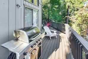 Balcony | Gas Grill | Access to Lake Arrowhead & Grass Valley Lake