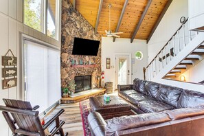 Living Room | 2nd Floor | Smart TV | Central A/C & Heating