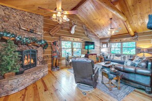 Living Room | 3 Fireplaces | Free WiFi | Smart TV | Central A/C
