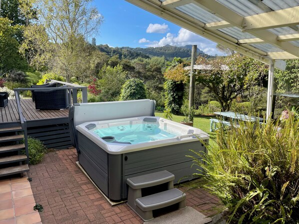 Outdoor spa tub