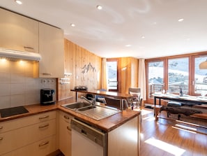 Comptoir, Cabinetry, Propriété, Meubles, Évier, Appareil De Cuisine, Bois, Cuisine, Design Intérieur, Éclairage