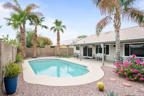 Access to a private pool in the backyard