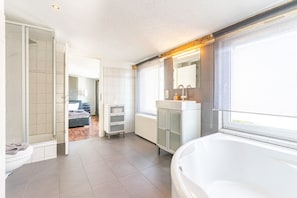 mit Eckbadewanne und separater Dusche