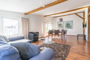 Wohnzimmer mit offener Küche