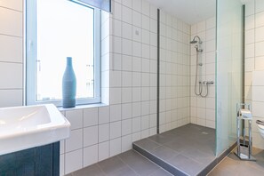 großzügige, barrierefreie Glasdusche