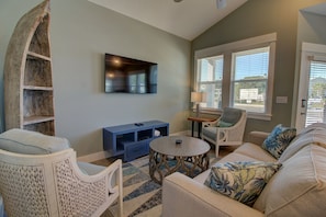 K4221 Main Living Area w/Queen Sleeper Sofa
