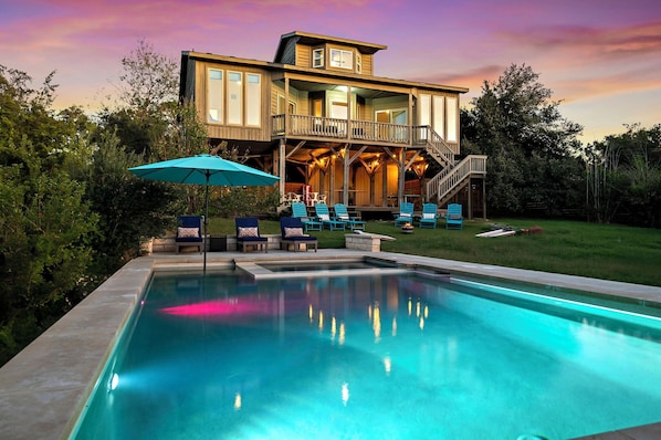 Beautiful pool with jacuzzi