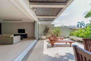 Poppy Beachfront Residence (1406)