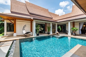 Champagne Pool Villa (727)