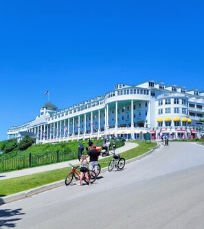 5 minutes from the ferries to Mackinac Island and The Grand Hotel for the Lilac Festival!