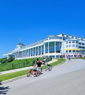 5 minutes from the ferries to Mackinac Island and The Grand Hotel for the Lilac Festival!