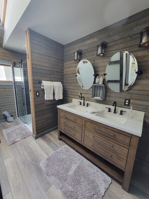 Master suite bathroom