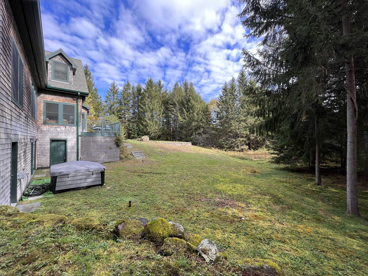 Custom New England Home,6 BR,3 Kings,sleeps12,HotTub,Close to Acadia/BarHarbor!