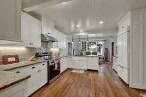 Fully equipped kitchen.