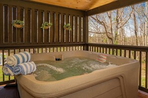 Relax in privacy with a cozy alcove created by the privacy wall, the ideal spot to enjoy the hot tub in peace.