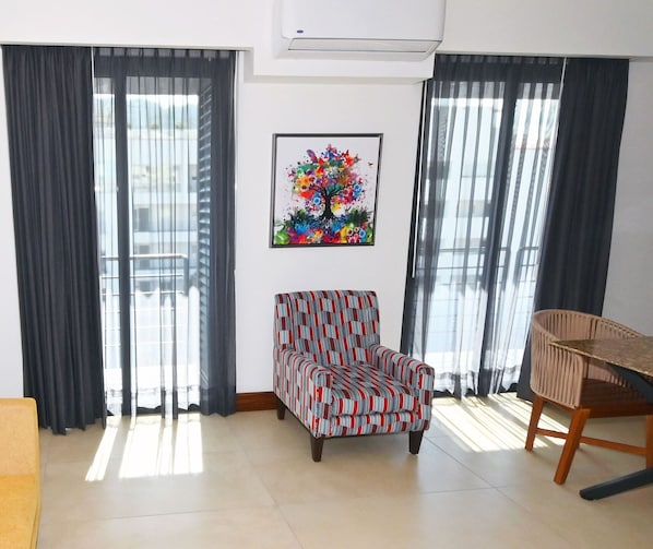 Twin Terrace Front Suite