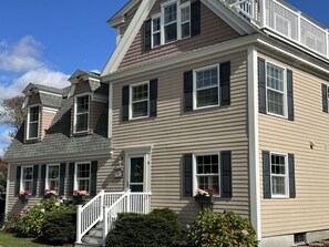 Front of house/3rd floor deck