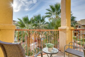 Private Balcony w/ Seating