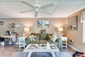 Living Room | Smart TV w/ Cable | Ceiling Fans | Board Games