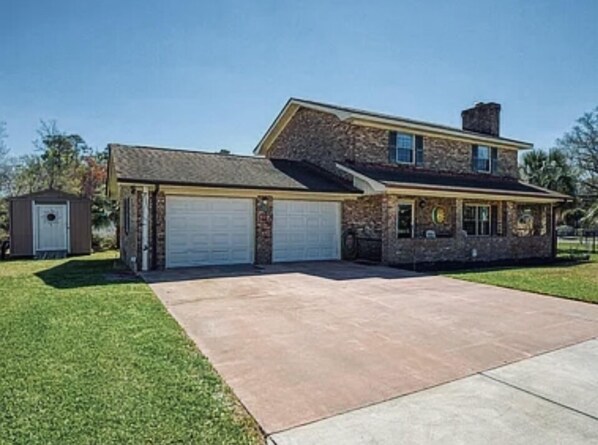 Beautiful large house, 2 car garage GAME ROOM
