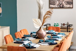 Beautiful table setting with ft. ibrant hues at the dining table