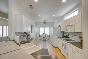 Kitchen | 2 Dining Areas | Workstation | Central Air Conditioning/Heat