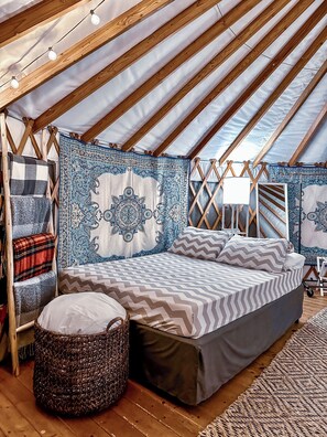 Comfy queen bed spacious enough for 2 and plenty of blankets