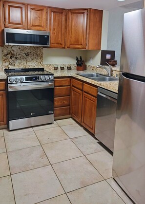 Equipped with fine quality products from LG, Pfaltzgraff, Henckels Cuisinart, Ninja, Breville, etc...