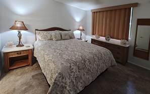 Dreamy top-of-the-line Beautyrest Black Ck King mattress with high-threadcount sheets