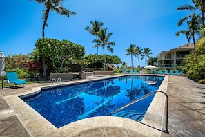 Vista's recreation center features a saline swimming pool ideal for fitness laps, two relaxing whirlpools, changing rooms, and ample space for sunbathing