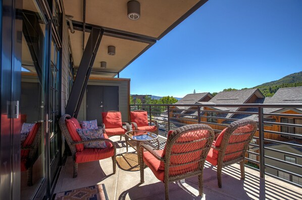 Outdoor furniture for 6-NOTE - PATIO IS NON-USABLE UNTIL 7/27/25 RATES REFLECT THIS