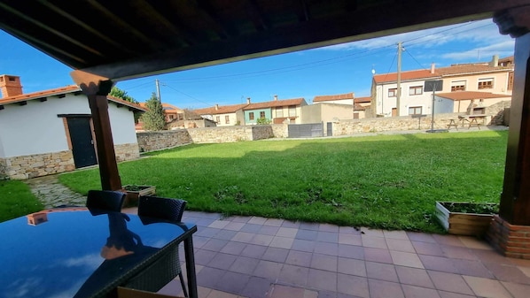 Property building,BBQ facilities,Balcony/Terrace,Garden view