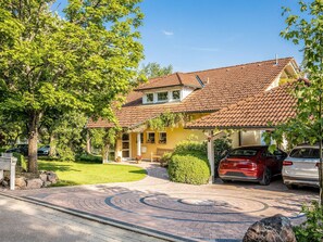 Haus Ahorn Einfahrt / Carport