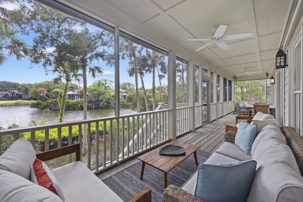 Screened porch with plenty of seating options