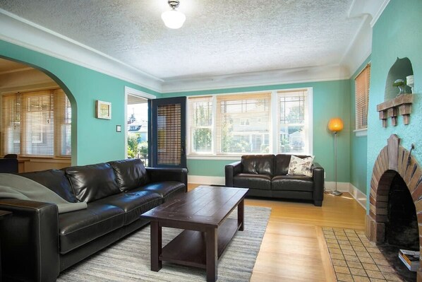 #StayInMyDistrict #BookDirect #Entire Home