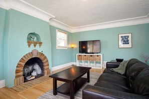 #StayInMyDistrict #BookDirect #Entire Home