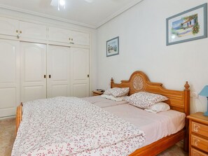 Möbel, Bett, Schlafzimmer, Interior Design, Fussboden, Flooring, Holz, Bettdecke, Bedding, Zimmer