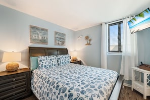 Queen Size Bedroom!
