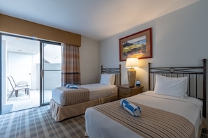 Unit with 2 Twin-size beds. Exact unit will be assigned upon arrival. Views, colors and decor may vary.