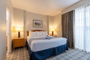 Unit with Queen or King size bed. Exact unit will be assigned upon arrival. Views, colors and decor may vary.