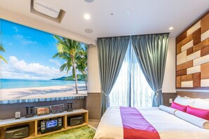 Comes with a powerful 100-inch projector. Comes with karaoke! You can display DVDs, videos on your smartphone, and games you bring in on the big screen.