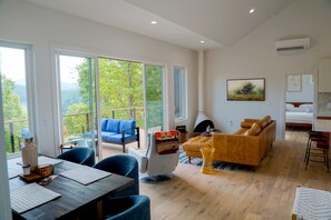 Gather around the dining table with panoramic views and a backdrop that stuns.