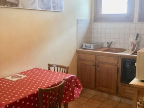 Sapiniere-2-cuisine2-location-appartement-chalet-Les-Gets