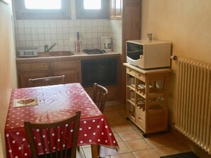 Sapiniere-2-cuisine-location-appartement-chalet-Les-Gets