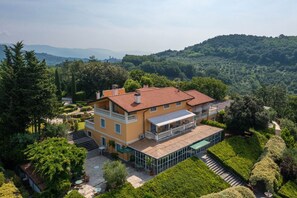 Activities, Amenities, Balcony / Terrace / Patio, Building Exterior, Garden, Main Entrance, Pool, Spring, Summer